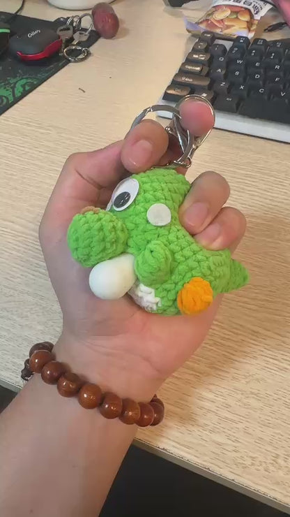 WoolyArtis™ | Cute Yoshi Crochet Keychain, Super Mario Inspired Squeeze Toy, Gamer Fidget Charm, Green Dinosaur Stress Relief Gift, Kawaii Bag Accessory